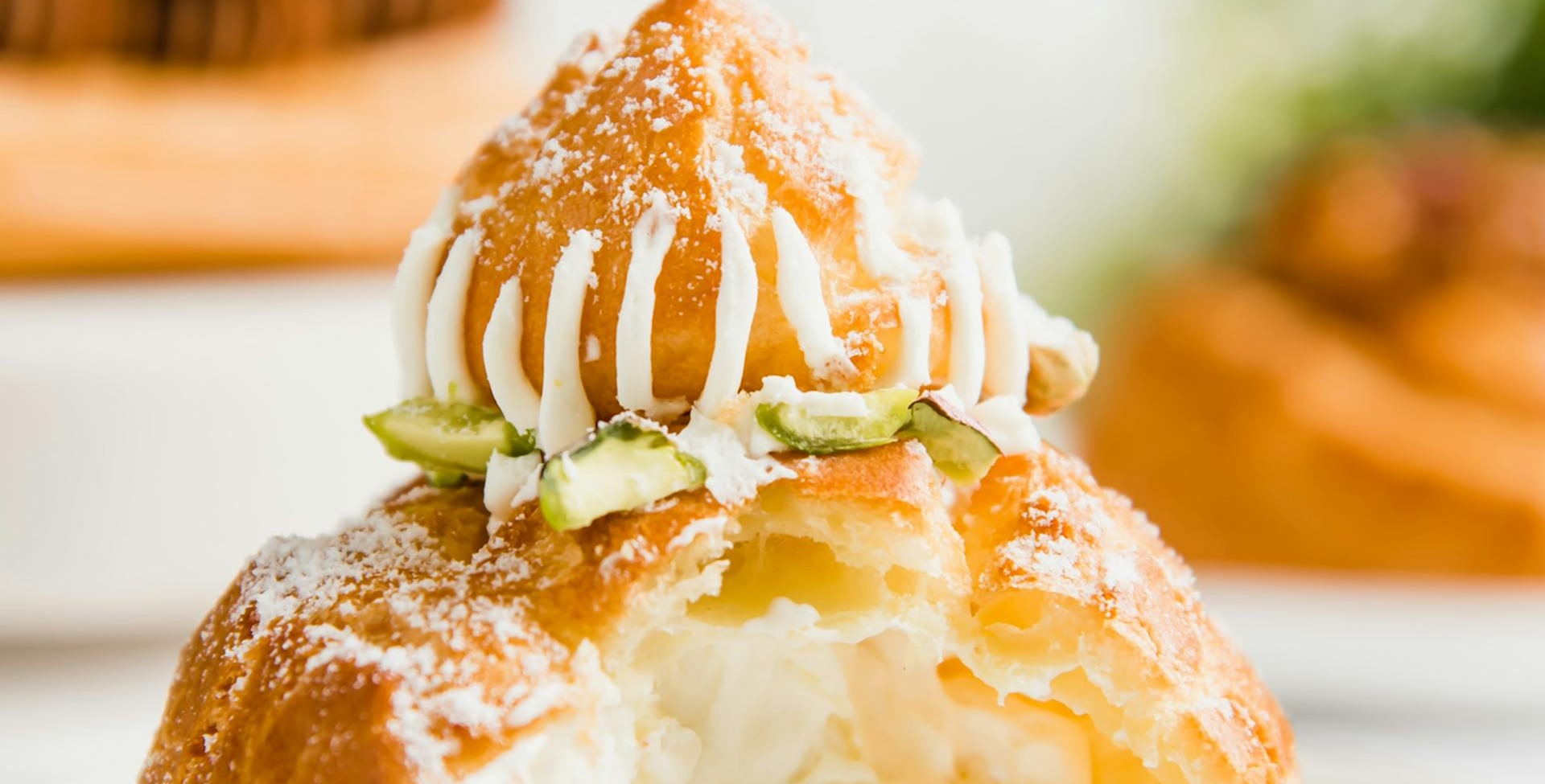 Gaufre de Liège garnie de crème fouettée, tranche de kiwi et sucre perlé
